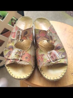 Y2K Deadstock La Plume Floral Buckle Slide Sandals. Size 8-8.5